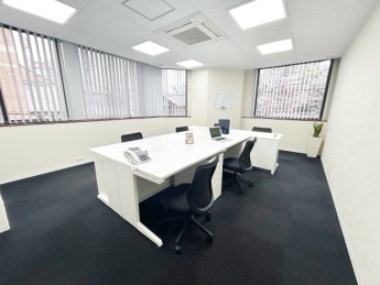 213号室|7~8名様用の広々としたオフィス